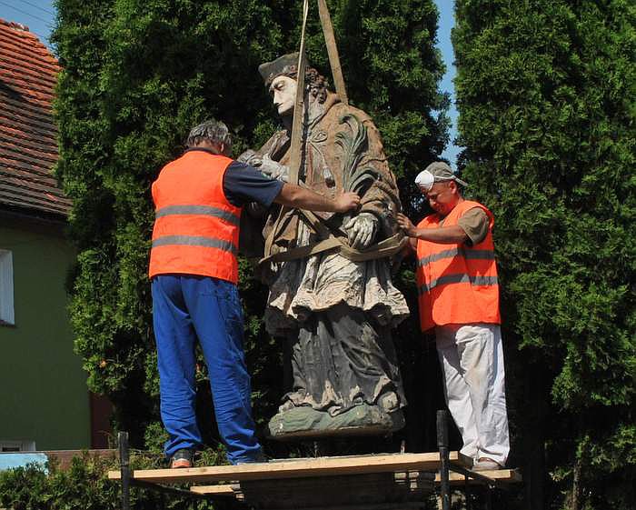 Po renowacji zmieniono lokalizację pomnika św. Jana Niepomucena w Ciechowie