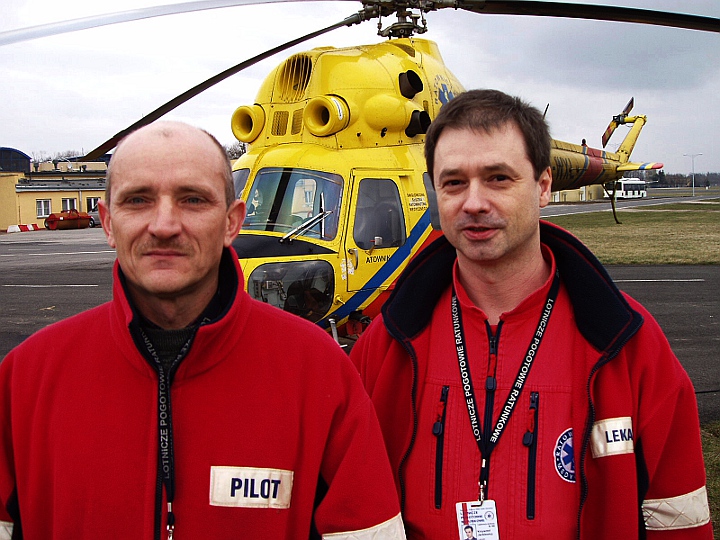 W katastrofie zginął Janusz Cygański (z lewej) - doświadczony pilot i szef Lotniczego Pogotowia Ratunkowego we Wrocławiu