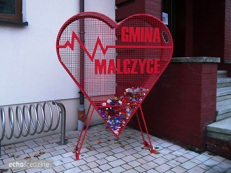 Pojemniki w kształcie serc stanęły przed urzędem gminy i przedszkolem w Malczycach