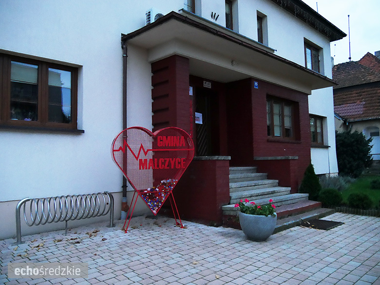 Pojemniki w kształcie serc stanęły przed urzędem gminy i przedszkolem w Malczycach