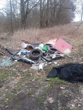 Wyrzucone śmieci w lesie w Chwalimierzu
