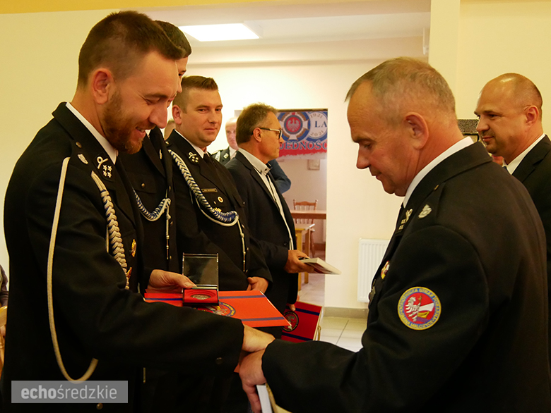 Uroczyste wręczenie odznaczeń podczas świętowania 75-lecia OSP w gminie Malczyce