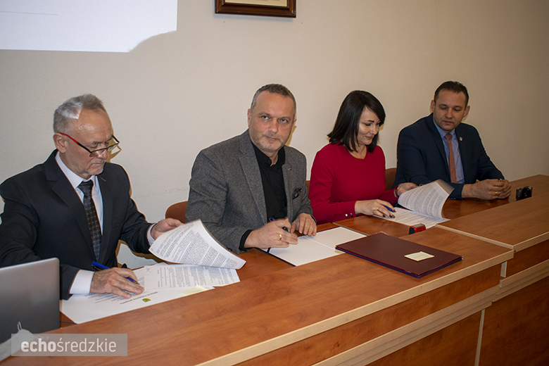 Podpisanie umów partnerskich pomiędzy powiatem a gminami