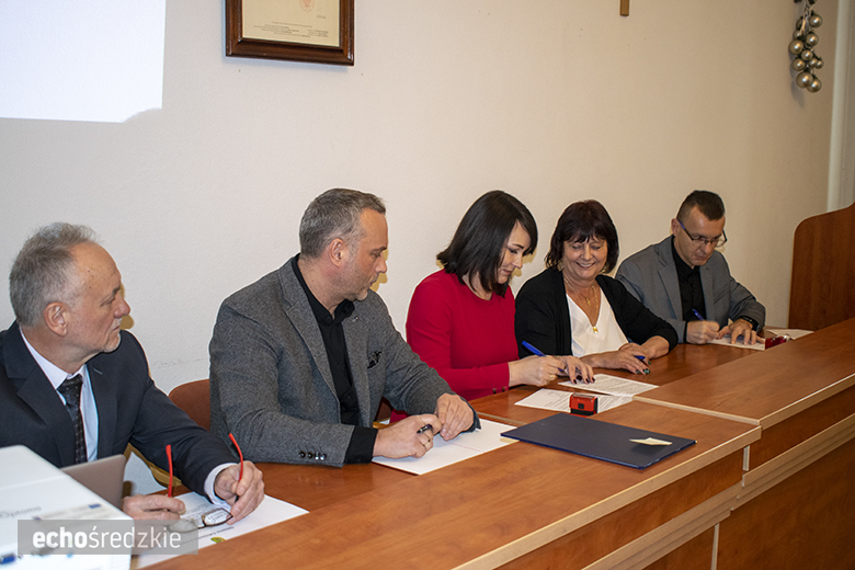 Podpisanie umów partnerskich pomiędzy powiatem a gminami