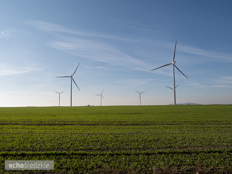 Zwieńczenie budowy farmy wiatrowej w Kostomłotach