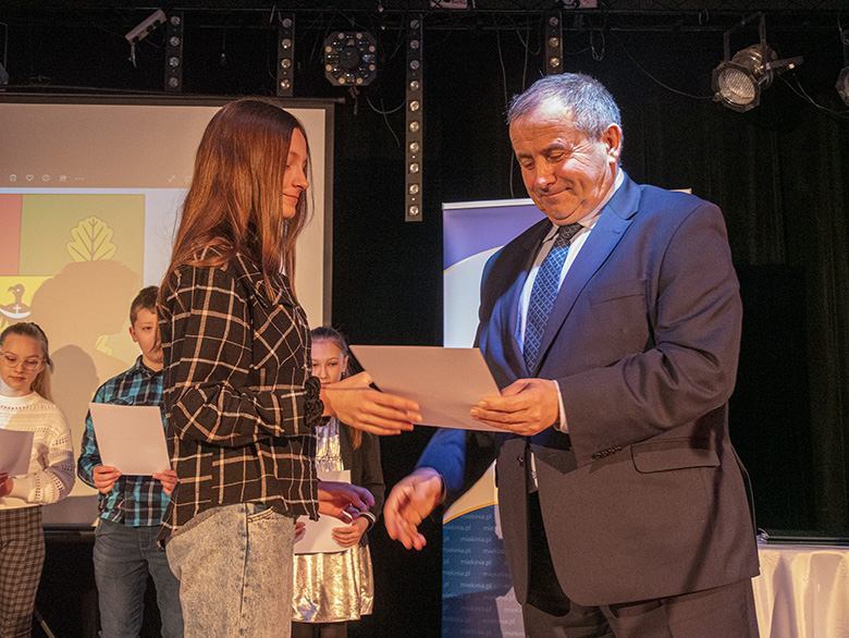 Burmistrz wręczył zdolnym uczniom listy gratulacyjne