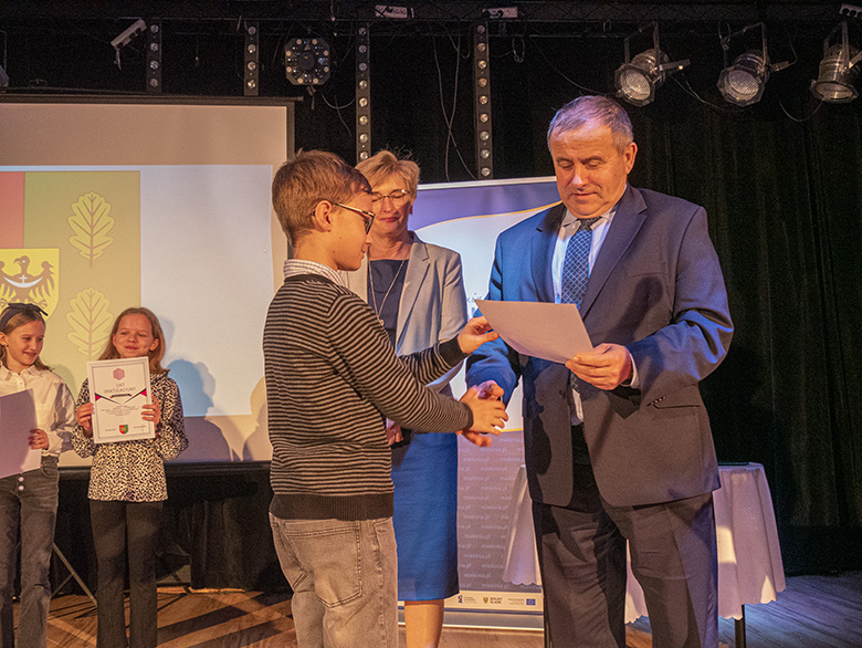 Burmistrz wręczył zdolnym uczniom listy gratulacyjne
