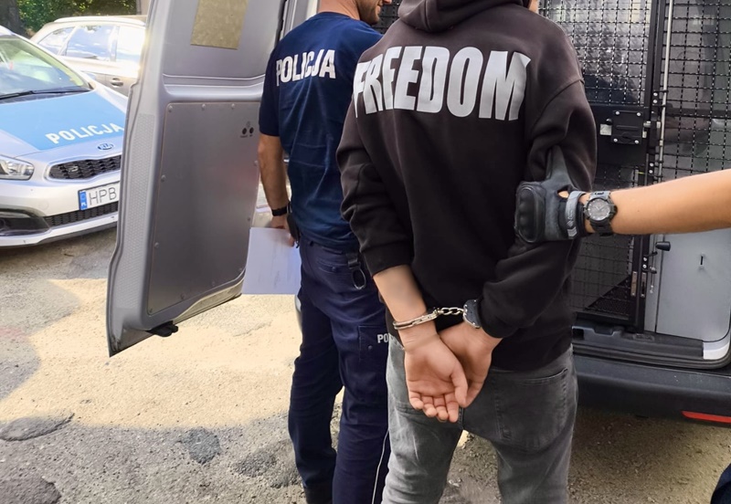 Miał ponad 3 promile we krwi, kierował samochodem, uszkodził 3 pojazdy. Odpowie przed sądem