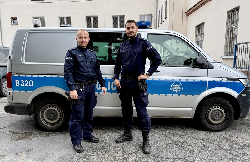 Mężczyzna podpalił płaszcz, trafił pod opiekę lekarzy po interwencji policji