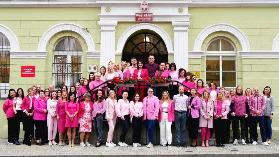 Urząd Miejski w różowych barwach. Symboliczny gest w ramach akcji „Różowy Październik"