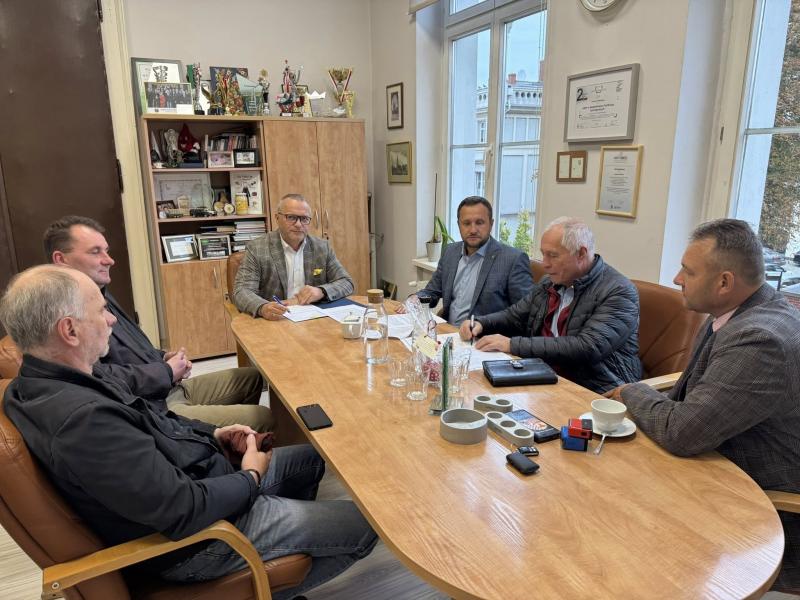 Umowa na remont drogi w Różanej podpisana