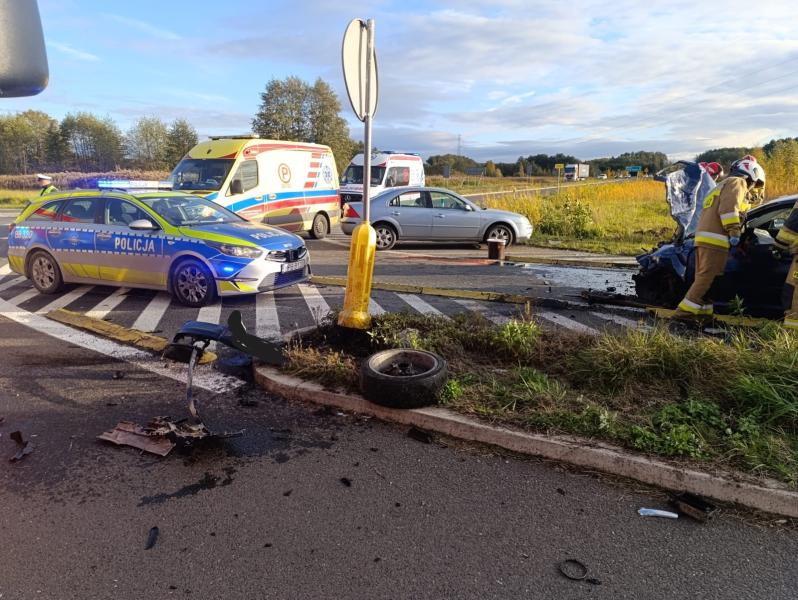 Wypadek na DW341 – trzy osoby trafiły do szpitala, w tym jedna w stanie ciężkim