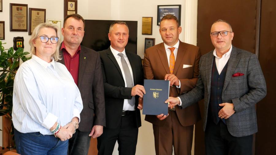 Podpisano umowę na budowę chodnika w Jarosławiu