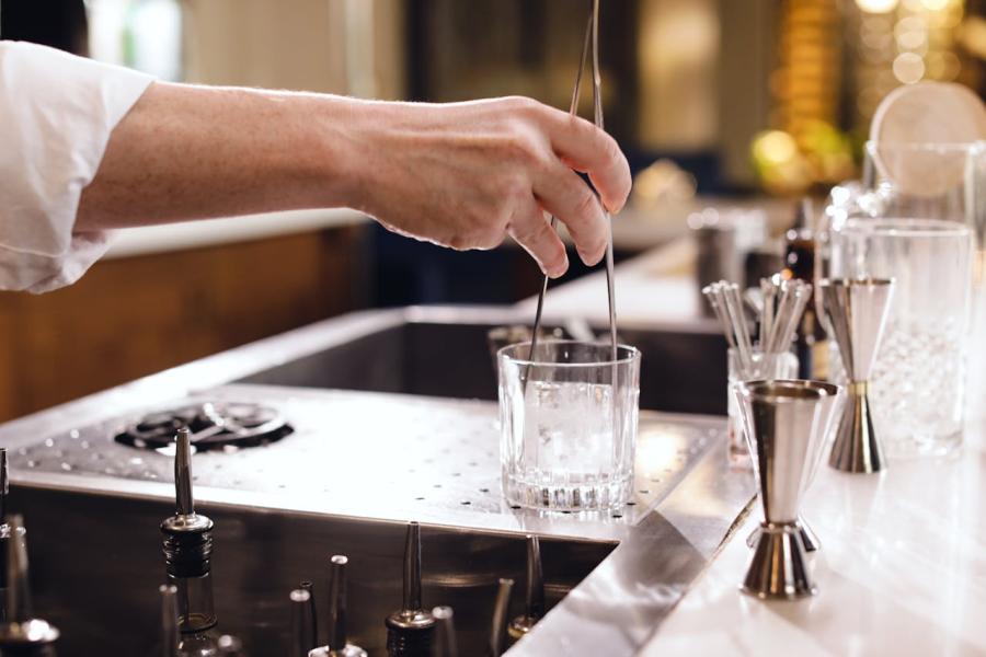 Kurs barmański we Wrocławiu – jak zdobyć umiejętności potrzebne do pracy za barem?