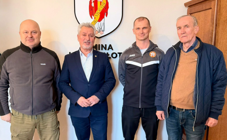 Wójt Gminy Kostomłoty podpisał umowy dotacyjne dla klubów sportowych