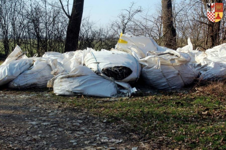 Wyrzucone śmieci w pobliżu Pichorowic