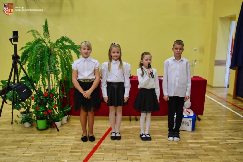 Pasowanie na ucznia w Szkole Podstawowej im. Jana Pawła II w Ujeździe Górnym