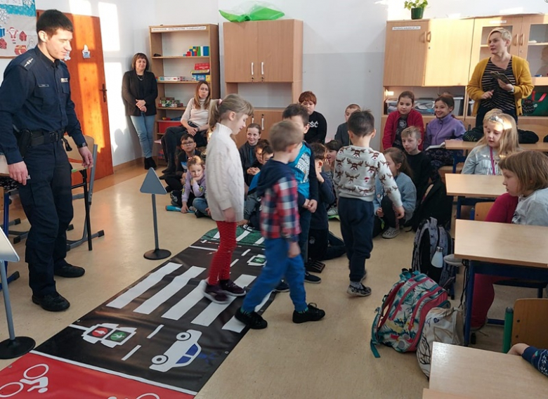 Policjanci z posterunku w Kostomłotach odwiedzili uczniów szkoły podstawowej w Karczycach