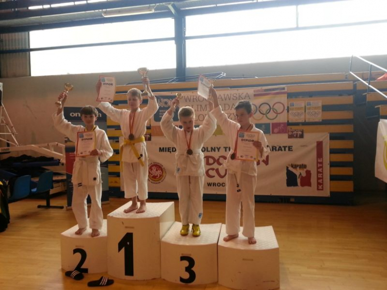 Młodzi karatecy ze Środy Śląskiej zdobyli osiem medali, w tym cztery złote