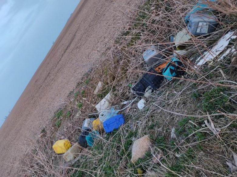 Wyrzucone śmieci na drodze między Rakoszycami a Kulinem