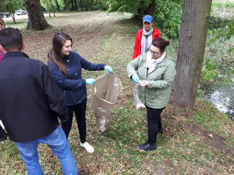 Urzędnicy wysprzątali park w Piotrowicach