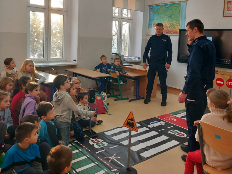 Policjanci z posterunku w Kostomłotach odwiedzili uczniów szkoły podstawowej w Karczycach