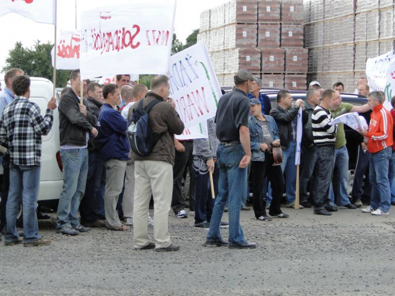 Protest związkowców przed zakladami Röben w Środzie Śląskiej