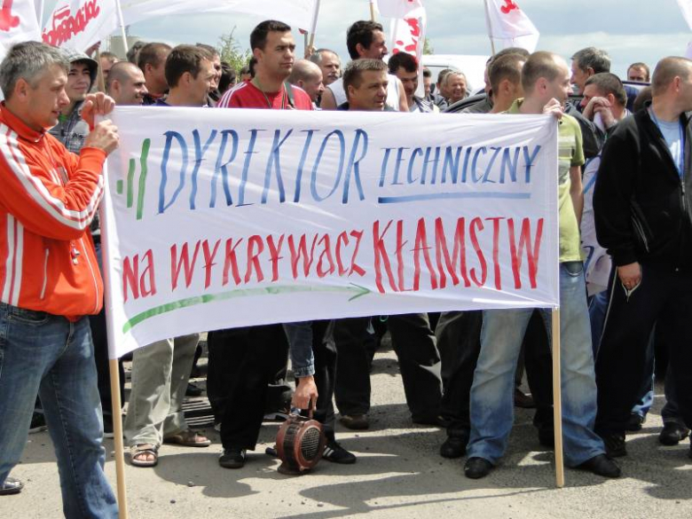 Protest związkowców przed zakladami Röben w Środzie Śląskiej