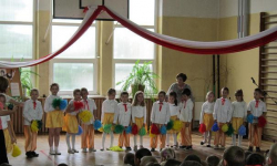 Szkolna uroczystość w Kostomłotach