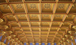 Zabytkowy strop na dworcu Wrocław Główny odzyskuje dawną świetność