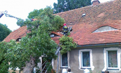 Nawałnica w Kwietnie. Uszkodzony dach