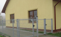 Unia pomogła zbudować płot