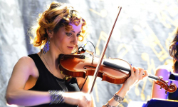 Raya Wilson gra przeboje Genesis