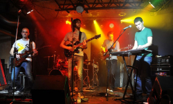 Grają rocka kombinowanego i śpiewają po angielsku