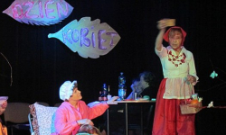 Dzień Kobiet i „Czerwony kapturek” w wykonaniu seniorów