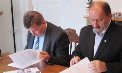 Podpisanie umowy na budowę hali