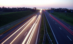 Pijani nastolatkowie rzucali kamienie z wiaduktu na A4