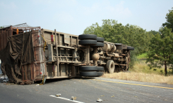 Przewrócona ciężarówka w okolicach Gozdawy
