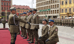 Oficerowie zaśpiewają „Pieśń Rycerską”