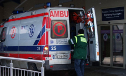 Na autostradzie bus uderzył w barierkę. Trzy osoby ranne