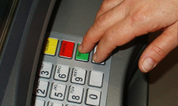 Przyszedł naprawić telewizor. Przy okazji ukradł kartę bankomatową