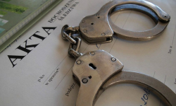 Pokłócił się z bratem i skopał drzwi do sklepu