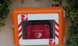 Defibrylator informuje jak należy ratować