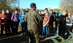 Młodzież z wojskiem na zajęciach z topografii