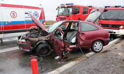 Droga krajowa nr 8: Osobówka zderzyła się czołowo z autem dostawczym