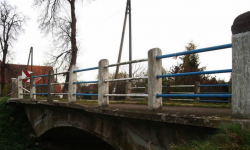 Przyczepa uszkodziła most. Wprowadzono ruch wahadłowy