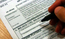 Pracownicy skarbówki pomagają wypełnić PIT