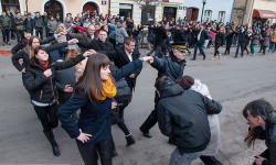 Maturzyści ze starostą i burmistrzem tańczyli poloneza. Zobacz zdjęcia
