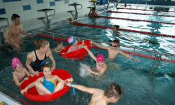 Akcja charytatywna podczas walentynek na basenie