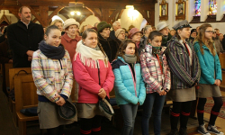 Sybiracy składają kwiaty